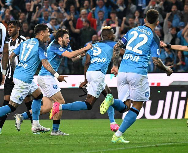 看台嘘声不断，不是因为输球（看台嘘声此起彼伏，原因不在输球）