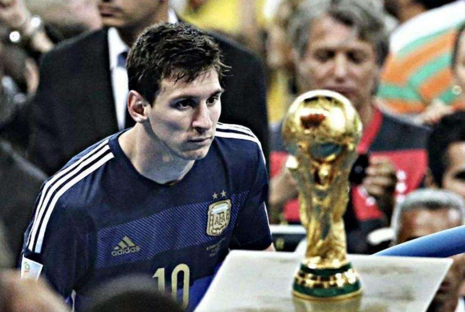 詹姆斯谈NBA杯出局：我不在乎这个，有没有杯赛我都热爱打球（詹姆斯回应NBA杯出局：杯赛与否无关紧要，我依旧热爱打球）