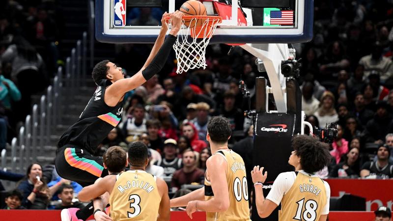 王鹤棣见老师落泪后调皮盖帽（老师落泪后，王鹤棣顽皮来个盖帽）