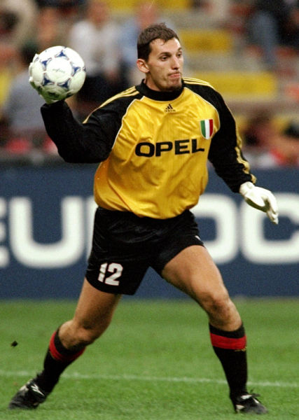 防守端连续抢断，节奏被带飞（防守连续断球，比赛节奏加速）