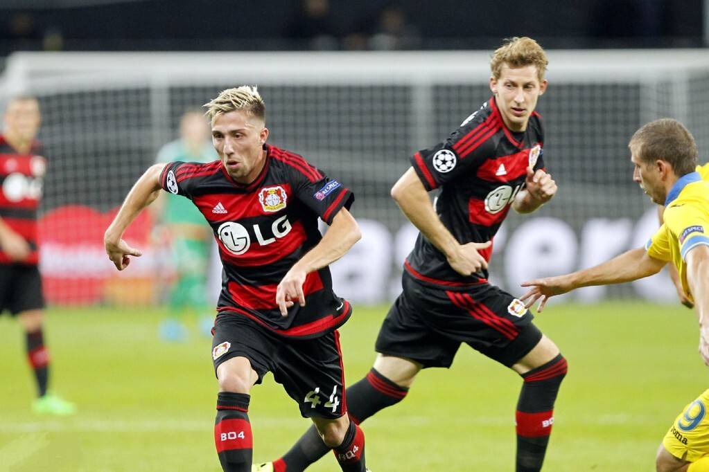 环足奖2025年最佳中场投票：贝林厄姆居首，佩德里位居次席（2025环足奖最佳中场票选：贝林厄姆领跑，佩德里第二）